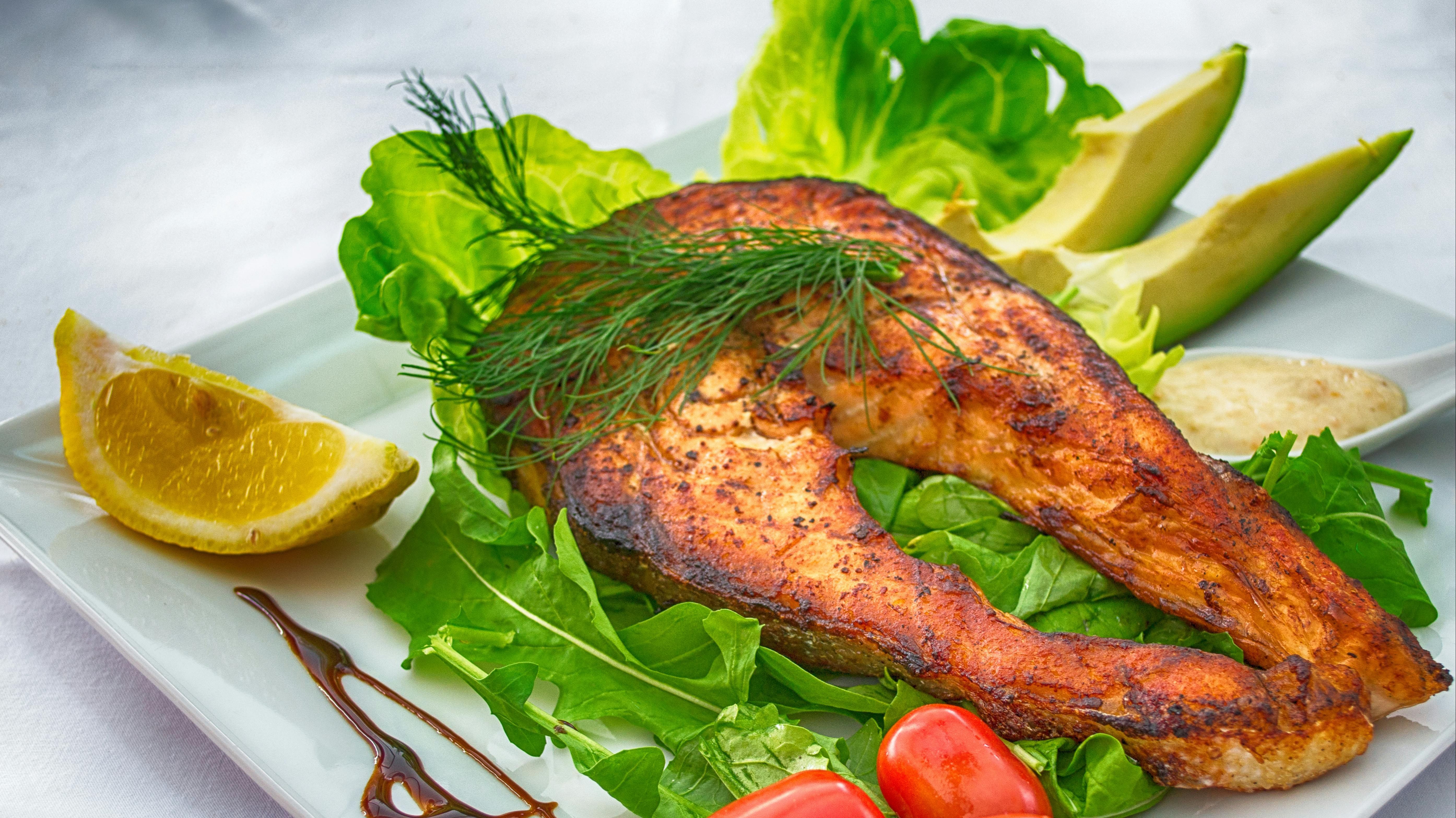 El salmón es rico en ácidos grasos omega-3. FUENTE: Pexels