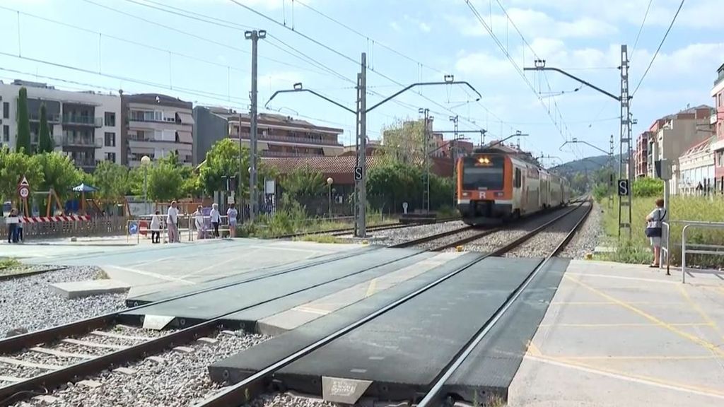 Los vecinos de Montcada i Reixac siguen cruzando las vías del tren un día después de la muerte de una menor: "No puedo esperar media hora"