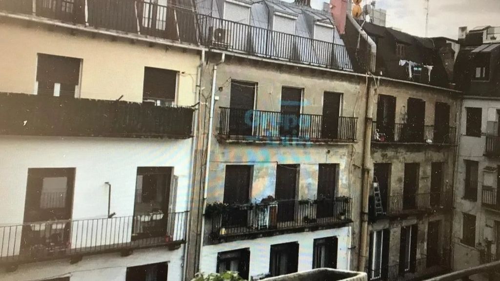 El insólito piso de 34 m² en Donostia en el que para ir al baño o la cocina hay que salir al rellano