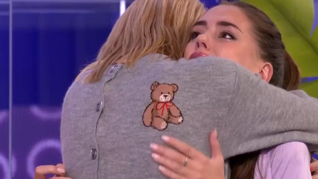 Abrazo de Maica y Vanessa