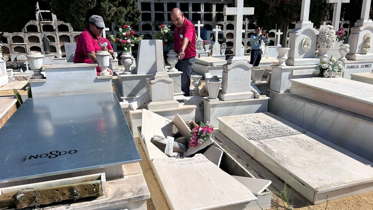 Destrozan varias tumbas del cementerio de San Fernando de Sevilla