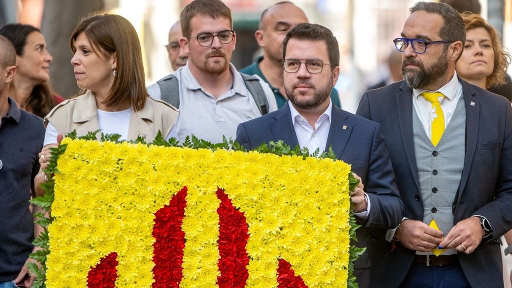 El expresidente de la Generalitat, Pere Aragonès, y la secretaria general adjunta y portavoz de ERC, Marta Vilalta, en la ofrenda floral por la Diada.