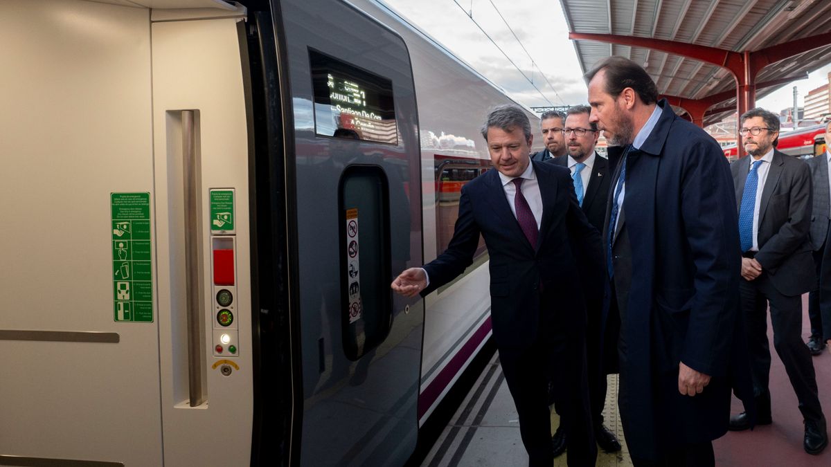 El ministro de Transportes y Movilidad Sostenible, Óscar Puente, sube a un tren de alta velocidad de la serie 106 de Renfe en la estación de Chamartín Clara Campoamor