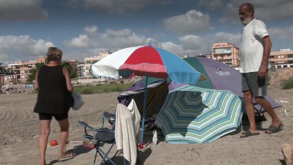 José Vicente y Charo viven en la playa porque no se pueden permitir un alquiler