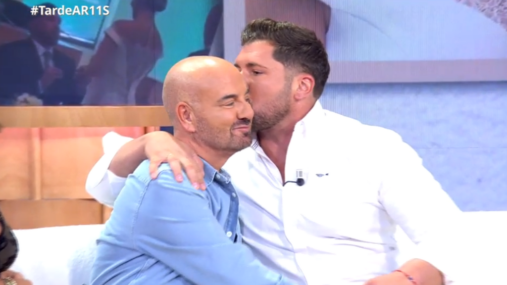 Kike Quintana da un beso a Luis Pliego en la cabeza