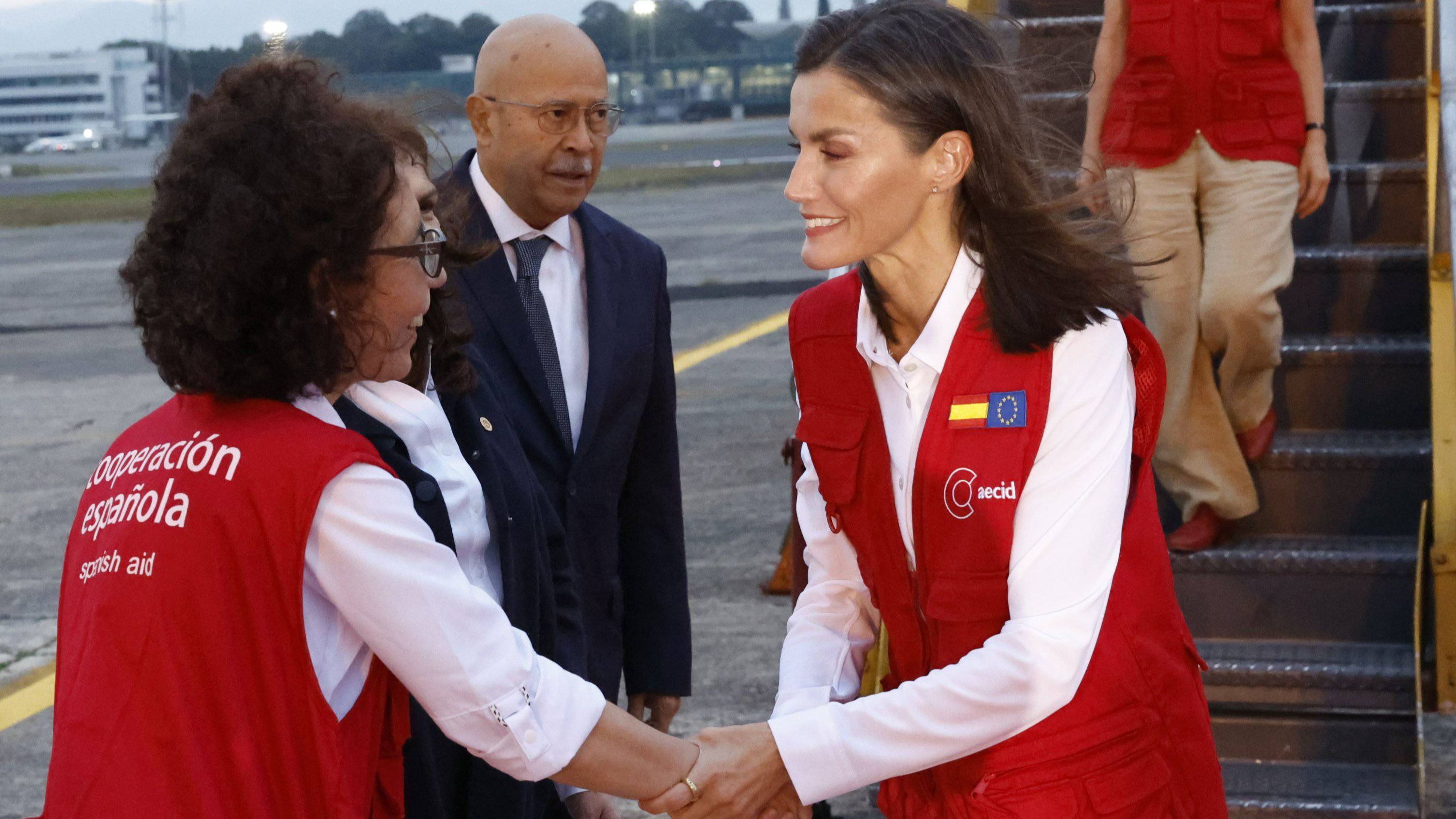 La reina en Guatemala con la camisa de Sepiia. FUENTE: Cordonpress