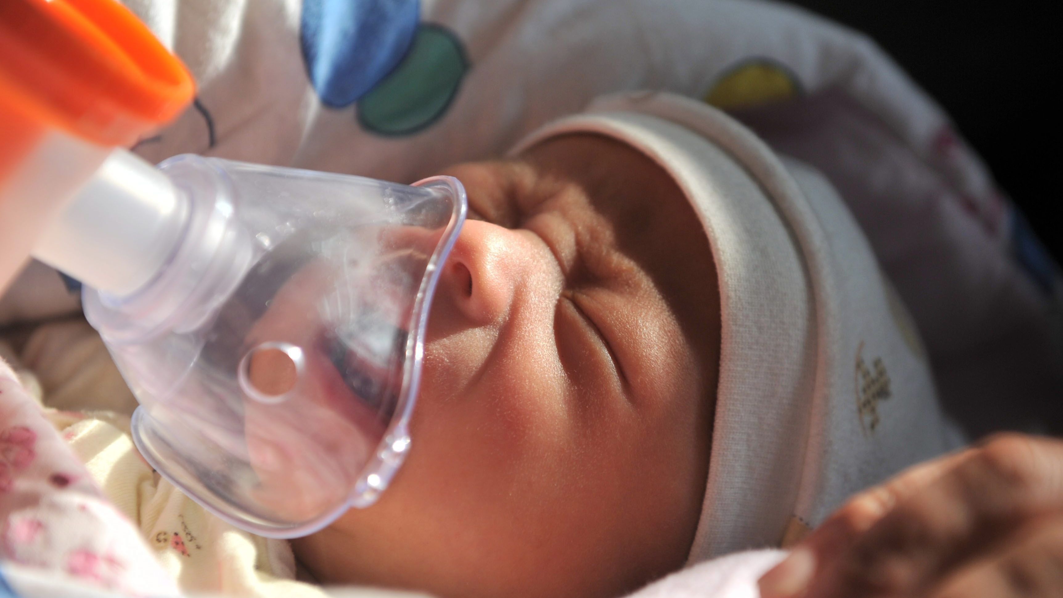 Los bebés suelen usarlo con mascarilla. FUENTE: Pexels