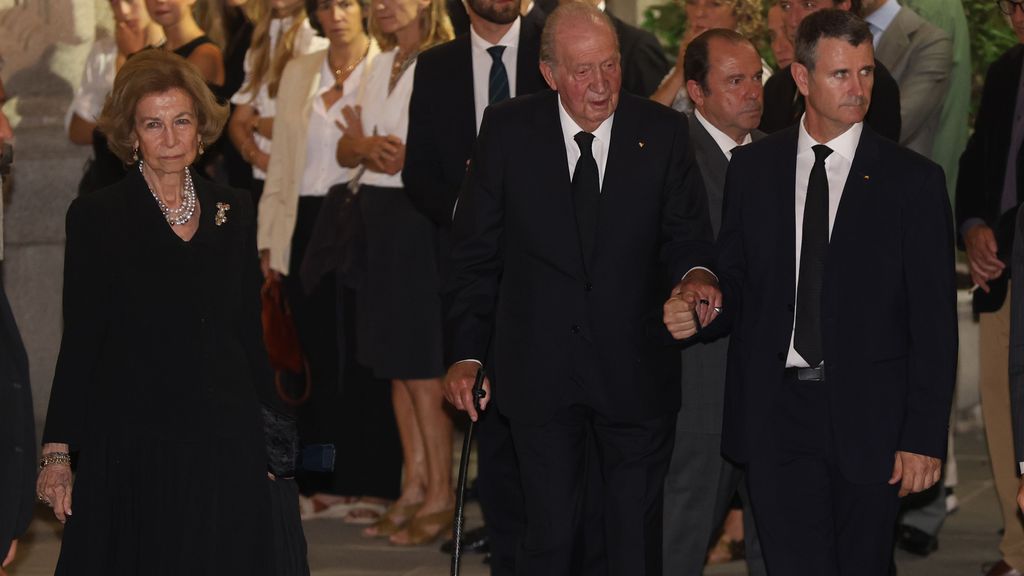 Los reyes eméritos Sofía y Juan Carlos a la salida de la Catedral Castrense ante el funeral por Juan Gómez-Acebo.