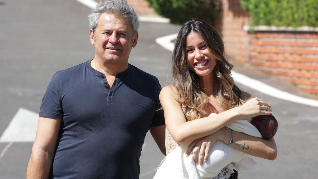 Miki Nadal y Helena Aldea presentan a su hija Ángela a su salida de la Ruber.