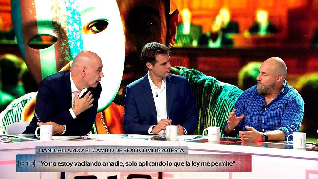 Nacho Abad lanza una pregunta a Dani Gallardo, mujer policía: "¿Nos estás vacilando a todos?"