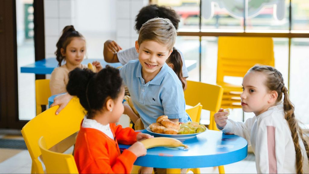 Niños en un comedor