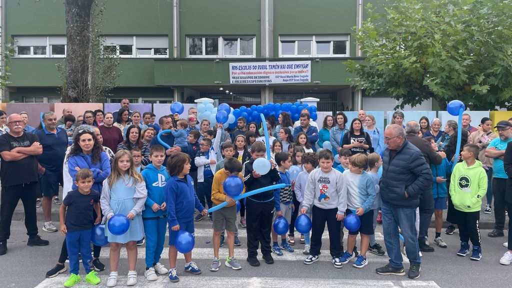 Protesta a las puertas del CEP Xosé María Brea Segade, en Rianxo (A Coruña)