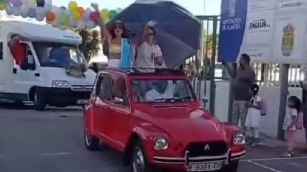 De esta forma tan divertida llegan unos maestros al colegio después del verano, en Albox, Almería