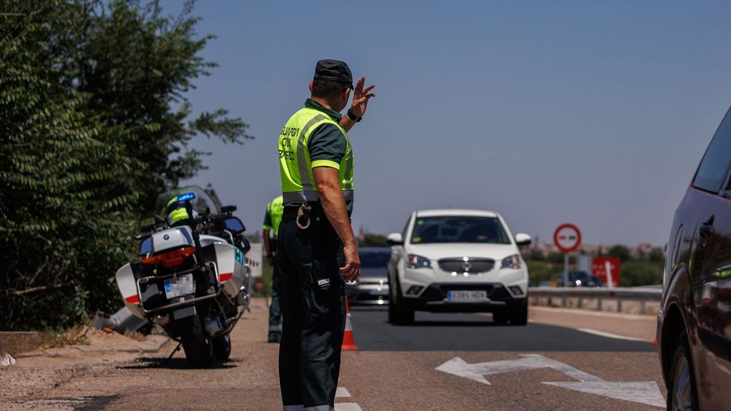 Un agente de la Guardia Civil durante un control en la autovía A-5