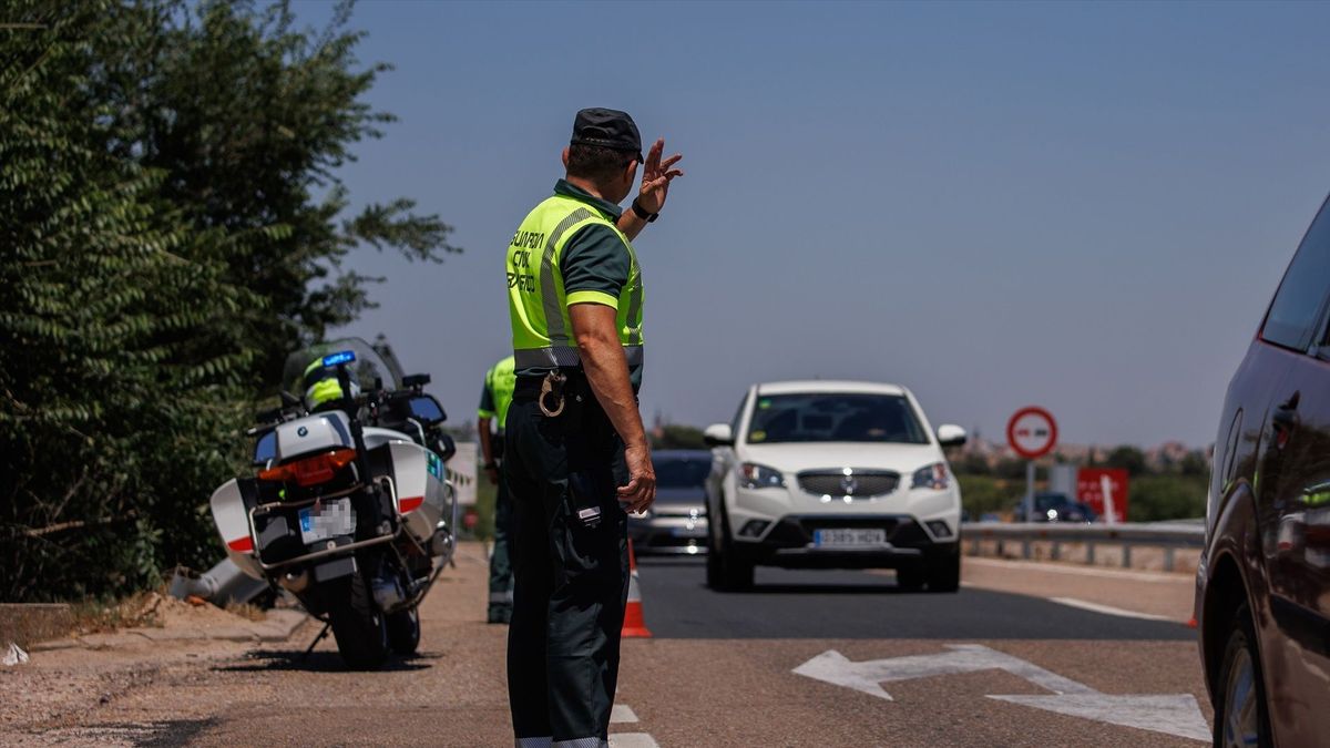 Un agente de la Guardia Civil durante un control en la autovía A-5