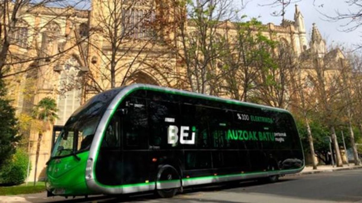 Una unidad del BEI circulando por Vitoria.