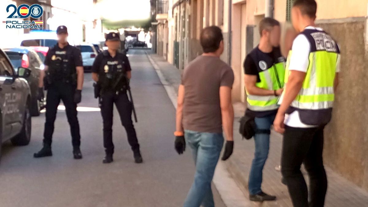 Agentes de la Policía Nacional de Manacor, Mallorca, delante del domicilio donde se produjo presuntamente la agresión