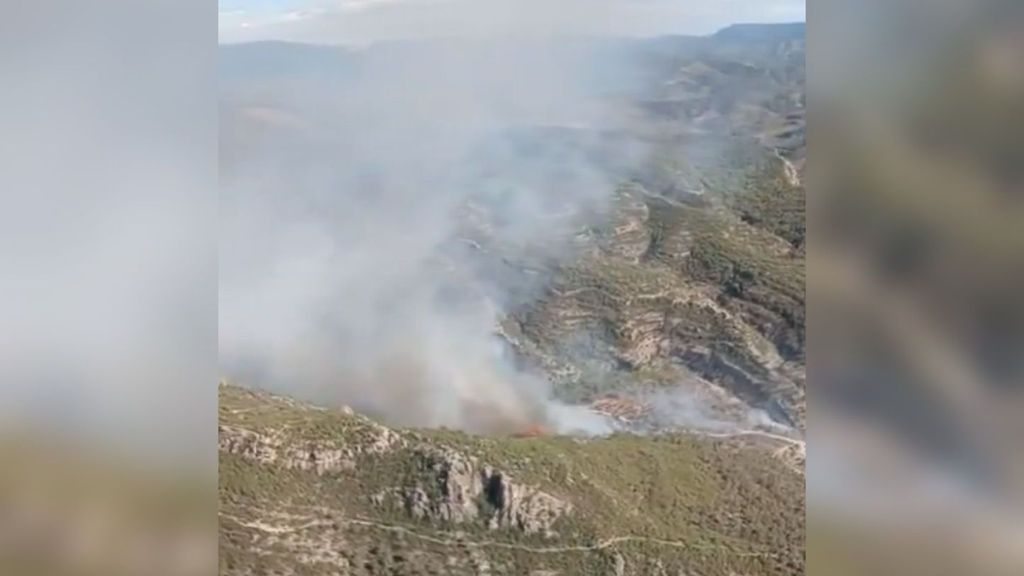 Dos incendios forestales simultáneos cerca de la Serra del Montsant