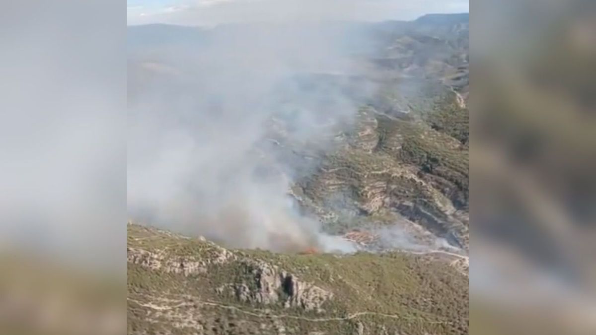 Dos incendios forestales simultáneos cerca de la Serra del Montsant