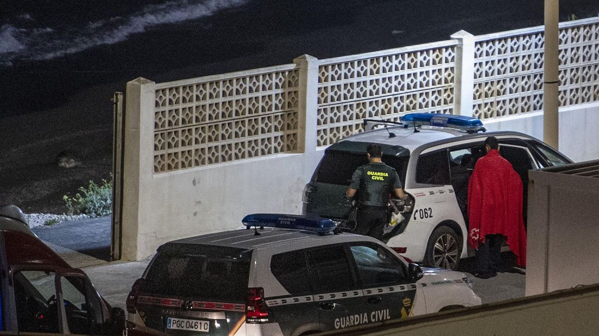 Guardia Civil intenta atendiendo a migrantes en playas ceutíes