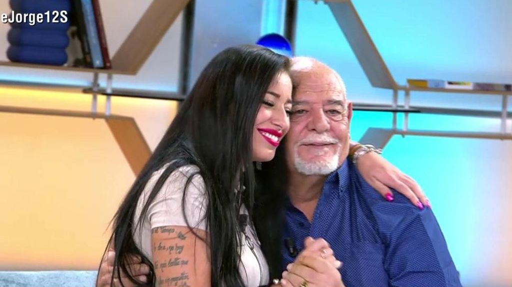 Keka y Avelino se funden en un emotivo abrazo