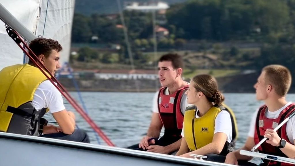 La princesa Leonor muestra su destreza en el mar navegando en la Ría de Pontevedra con sus compañeros de Marín