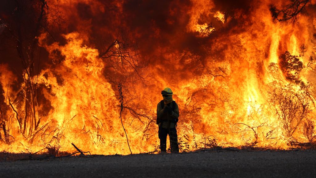 Tres grandes incendios arrasan en el sur de California