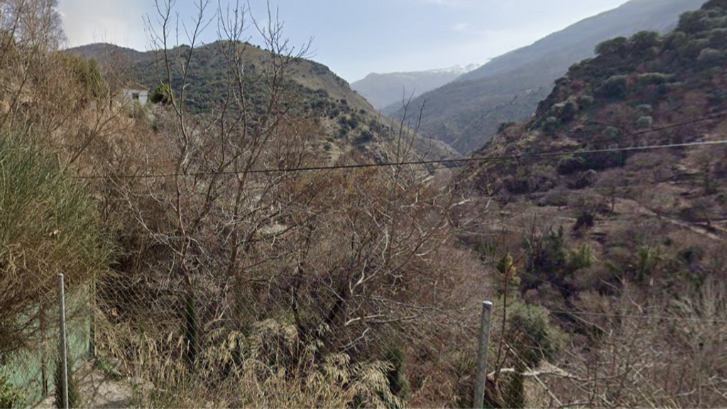 Un hombre de 70 años ha sido rescatado al caer con el coche a un precipicio en Güéjar-Sierra, Granada