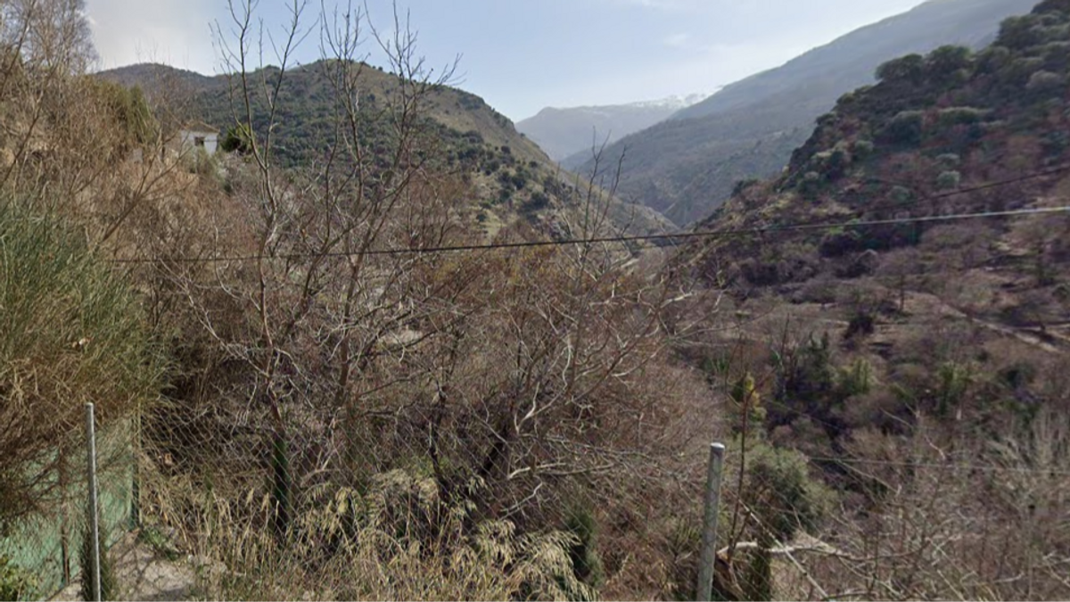 Un hombre de 70 años ha sido rescatado al caer con el coche a un precipicio en Güéjar-Sierra, Granada