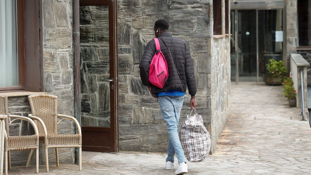 Un migrante a su llegada al hotel, a 9 de septiembre de 2024, en Ribeira de Piquín, Lugo