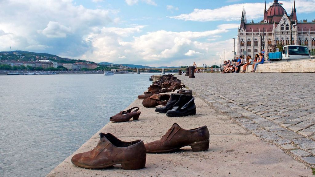 Zapatos en el Danubio