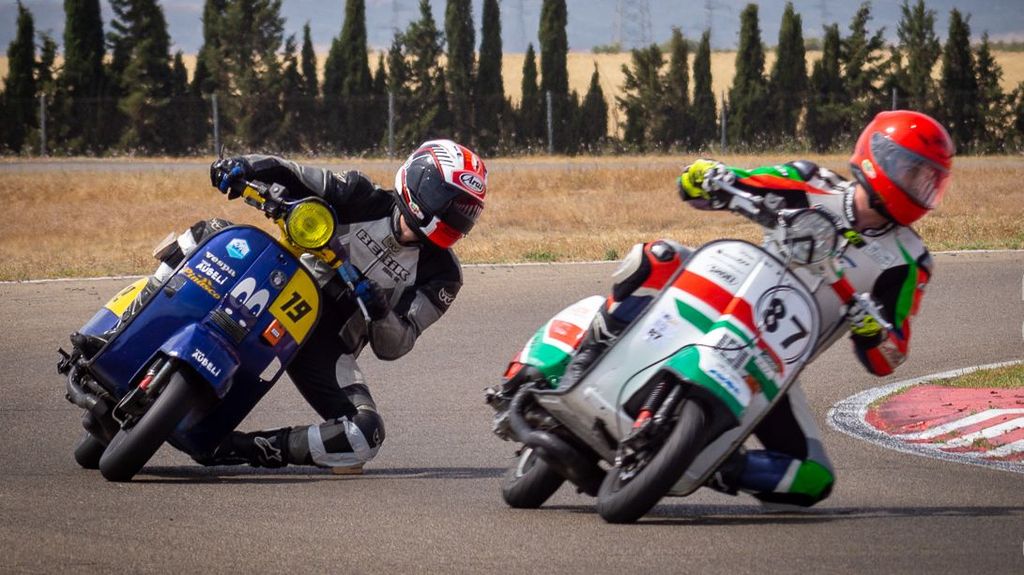 Dos pilotos compiten durante un momento de la carrera Pinasco VTR24H