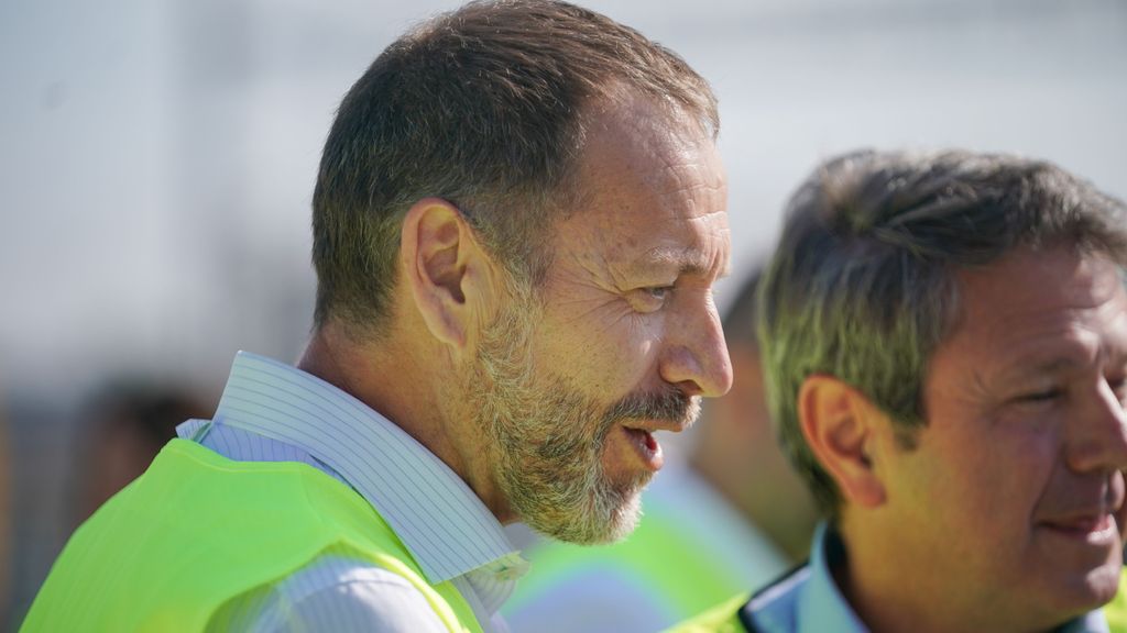 El presidente de Adif, Ángel Contreras (i) durante una visita al Centro Logístico de Júndiz, en Vitoria-Gasteiz