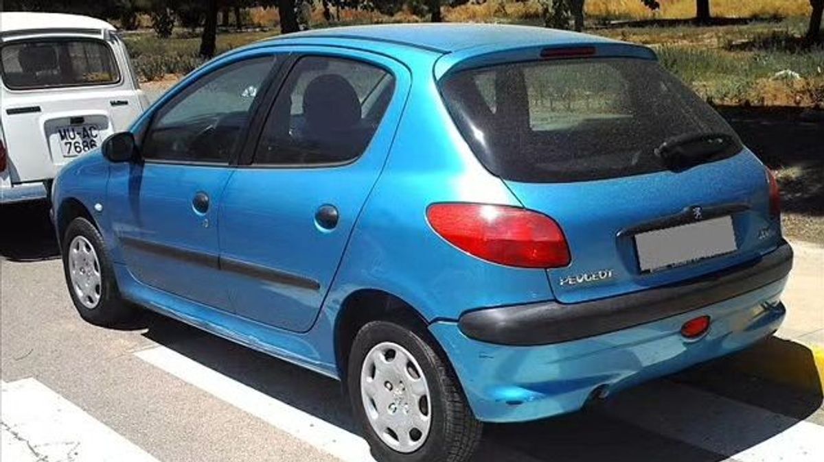 Imagen facilitada por la policía de un coche similar al del conductor buscado en Poio, Pontevedra