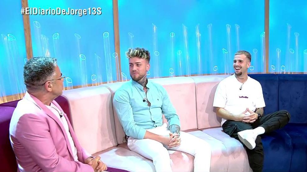 Jorge Javier con los solteros en 'El diario de Jorge'