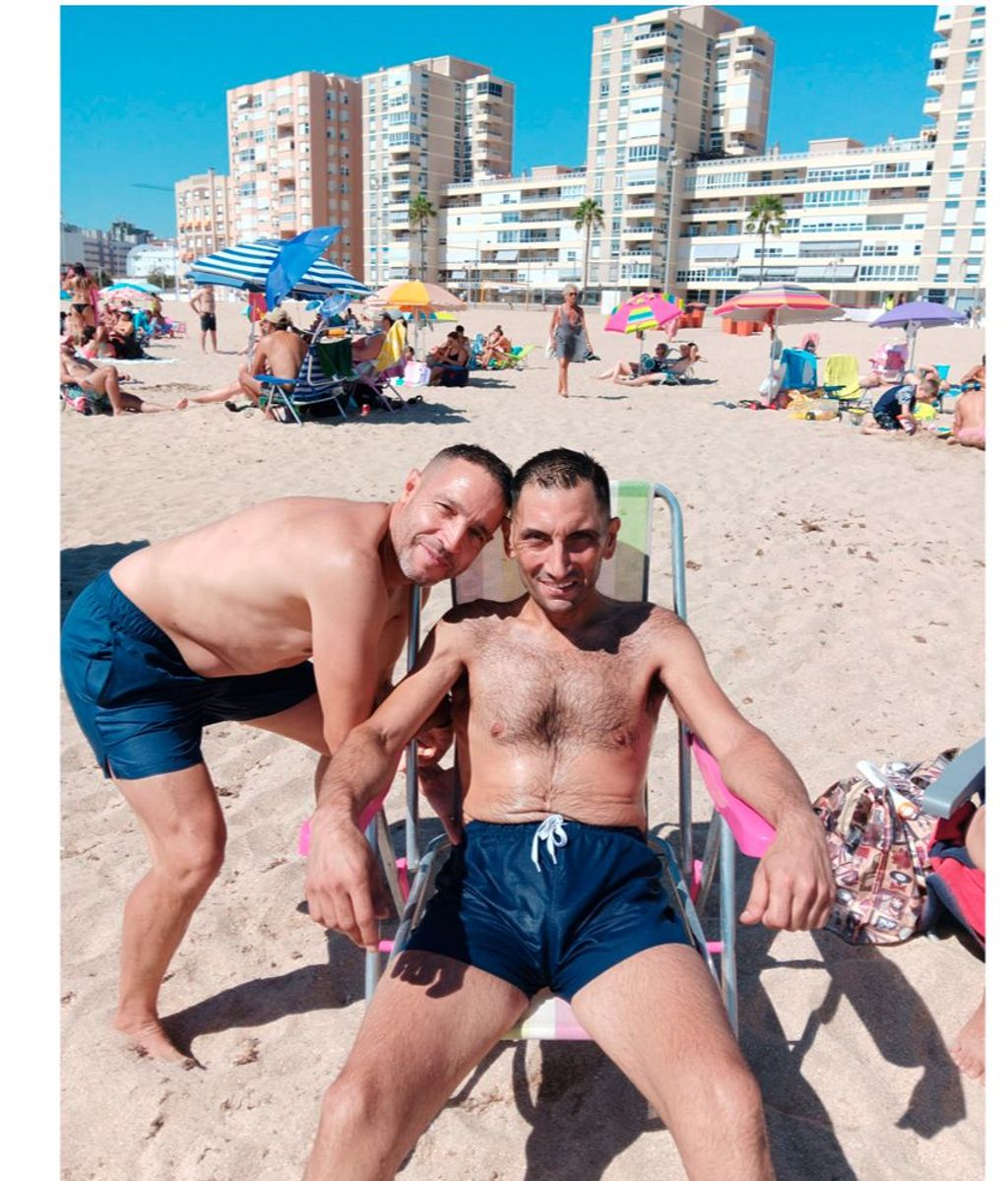 Juanma García, en una divertida foto acompañado en la playa