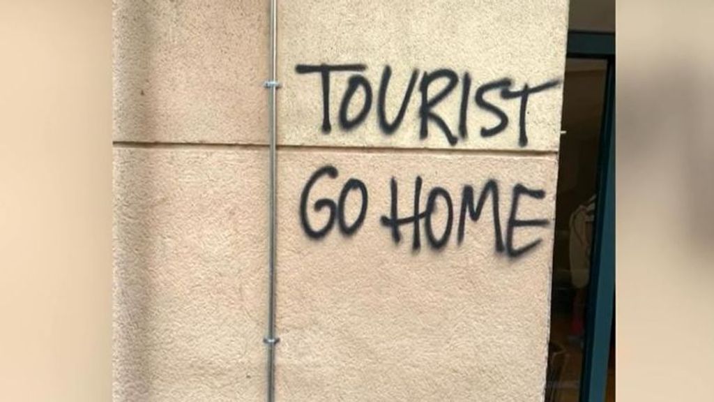 La turismofobia en Barcelona: proliferan las pintadas contra los visitantes extranjeros