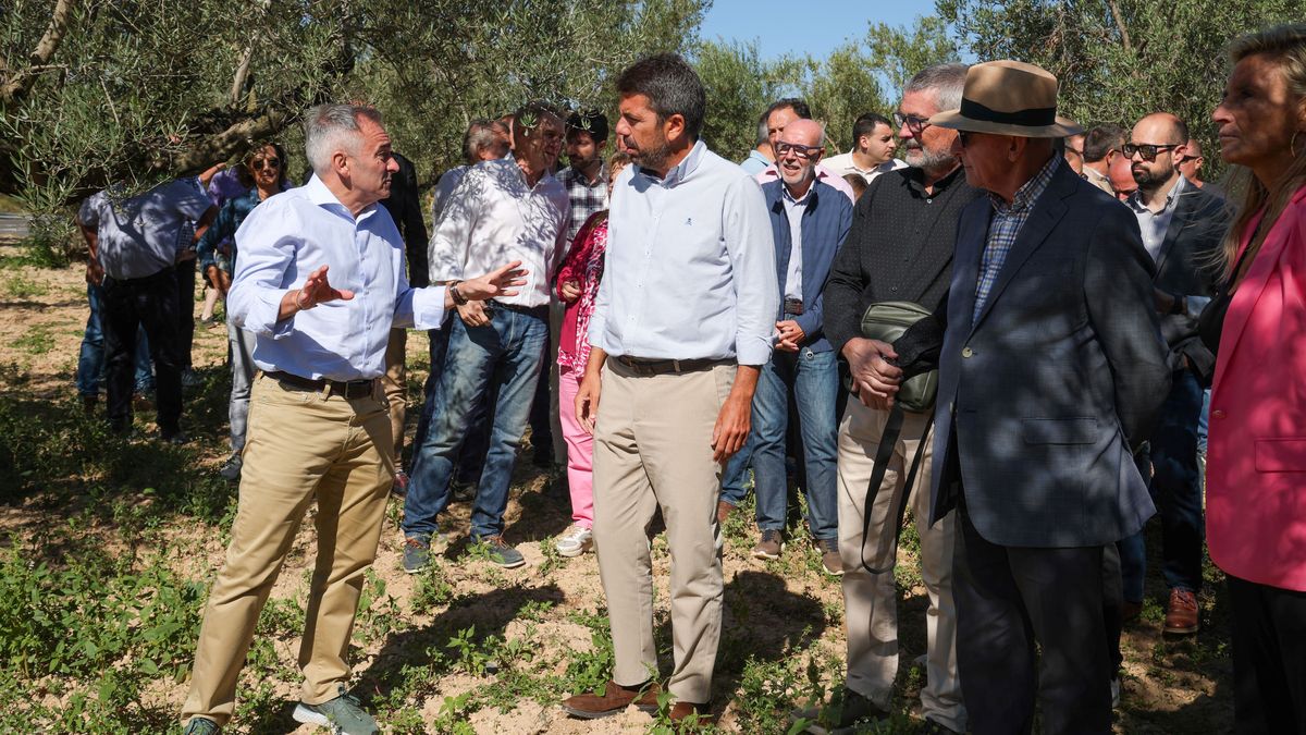 Mazón con los agricultores