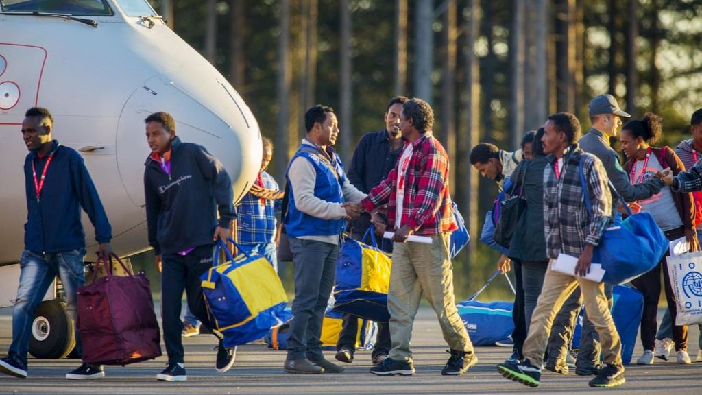 Migrantes eritreos llegan en avión a Suecia