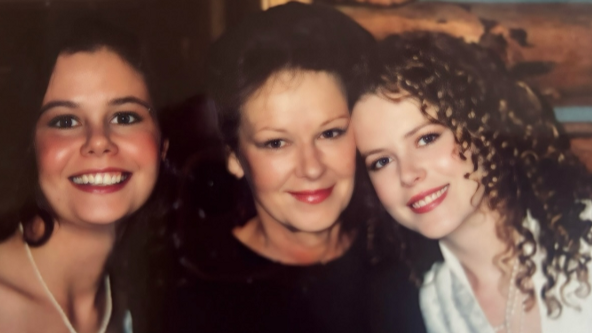 Nicole Kidman junto a su madre y su hermana.