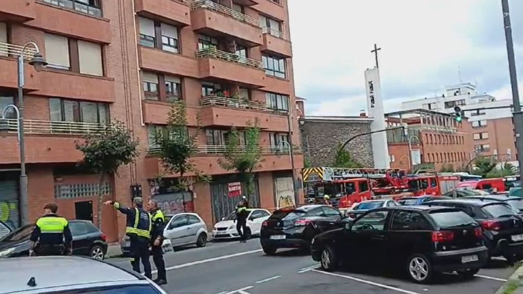 Un hombre apuñala a sus padres, se atrinchera y amenaza con tirarse por el balcón en el barrio de San Adrián, en Bilbao