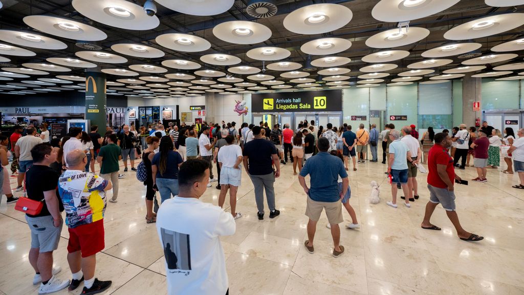 Varias personas esperan en la puerta de llegadas de la terminal T4 del aeropuerto Adolfo Suárez Madrid-Barajas