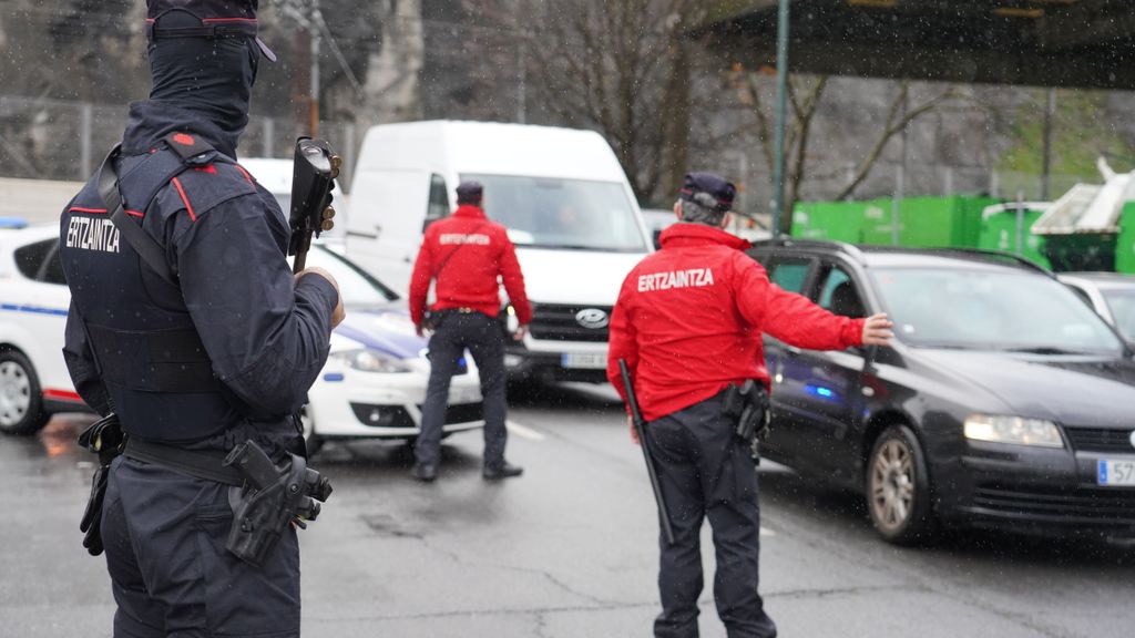 Varios agentes de la Ertzaintza durante un control en la carretera