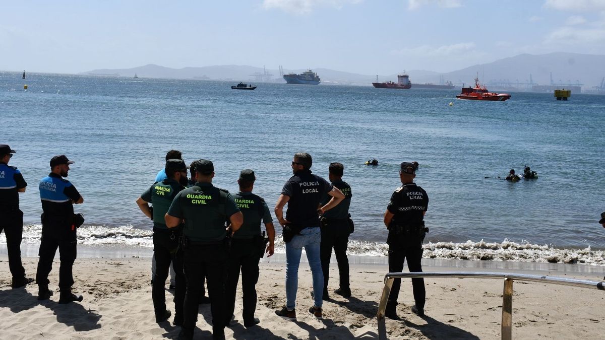 Agentes frente a la costa de Campamento, en San Roque (Cádiz)