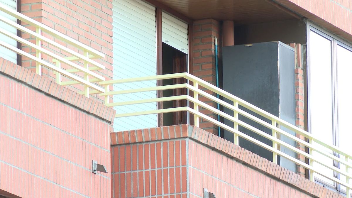 Balcón de la vivienda desde donde se arrojó el hombre muerto en Bilbao