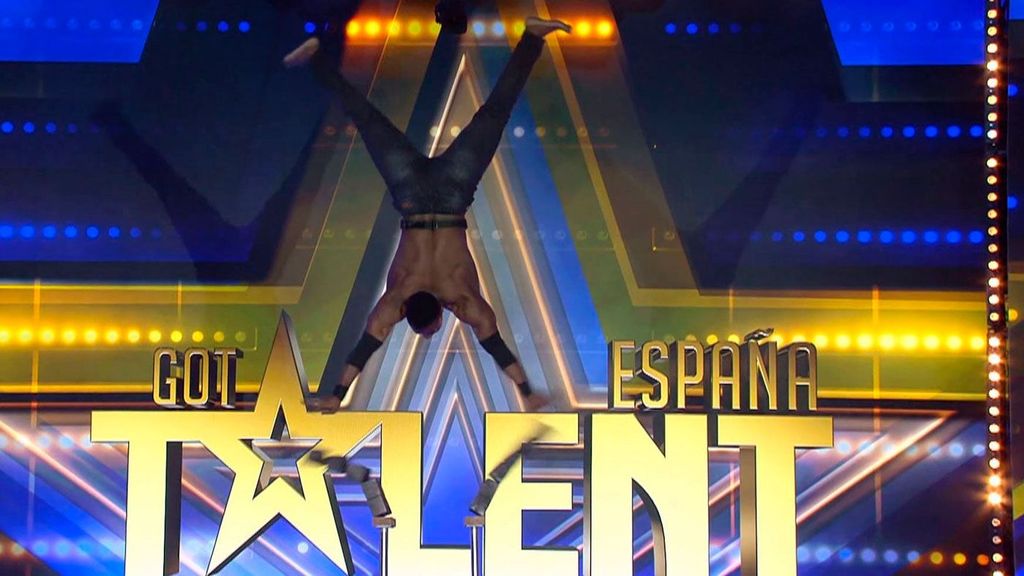 Susto en 'Got Talent' cuando 'Diamante negro' pierde los bloques sobre los que se sujeta a nueve metros de altura Got Talent Temporada 10 Top Vídeos 23