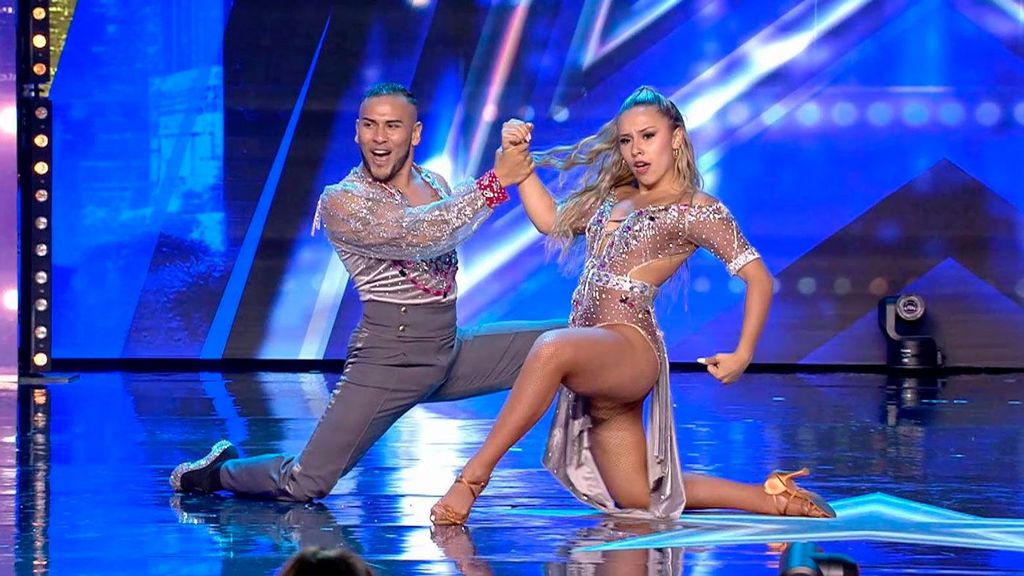 La salsa cabaret de Kathe y Pipe fascina al jurado y pierden parte del vestuario por el escenario Got Talent Temporada 10 Top Vídeos 25