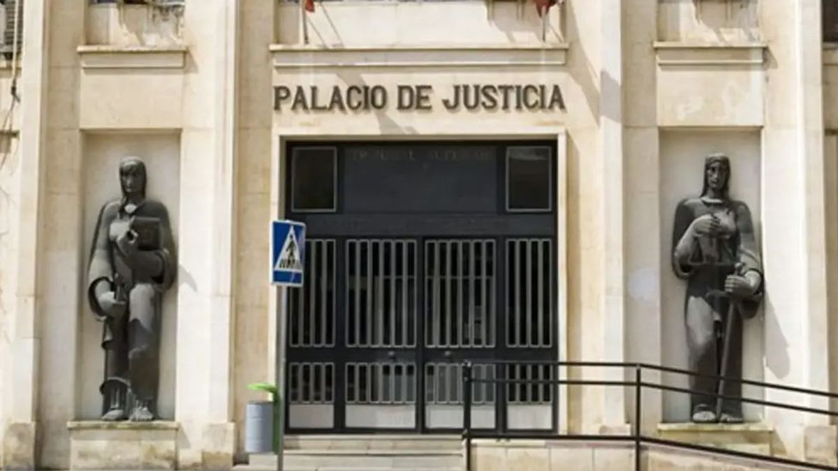 La Audiencia Provincial de Murcia juzga a una mujer acusada de golpear a otra con una copa de cristal