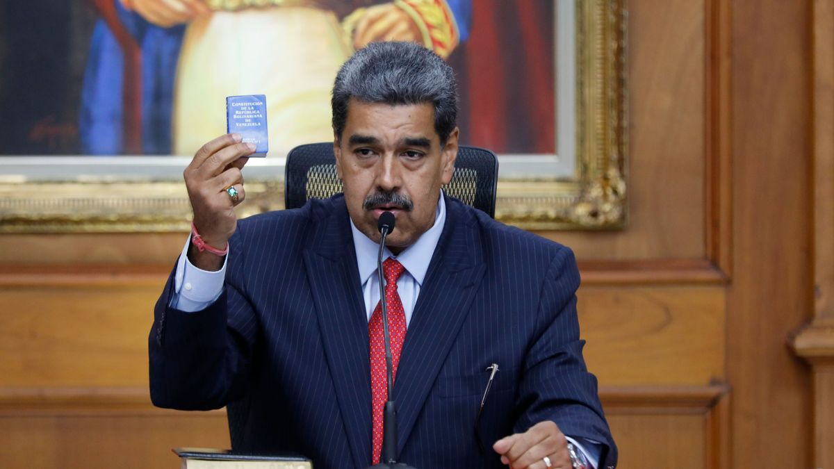 Nicolás Maduro condecora a los cuatro militares sancionados por Estados Unidos