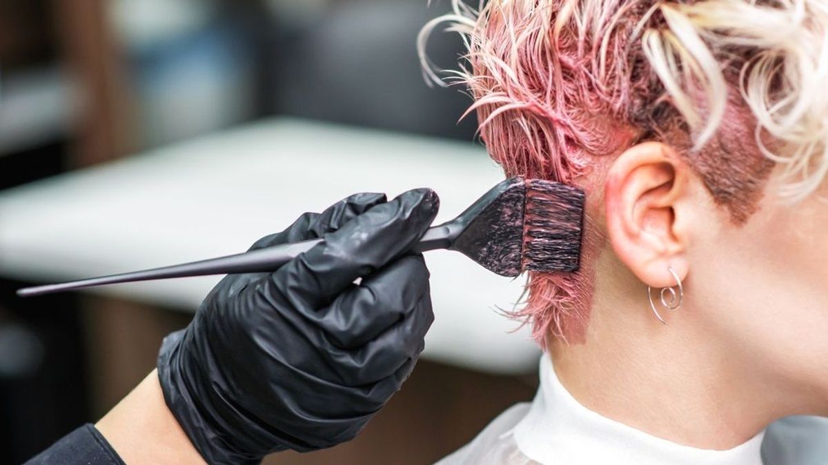 Una mujer, diagnosticada de RAHDAA, días después de teñirse el pelo